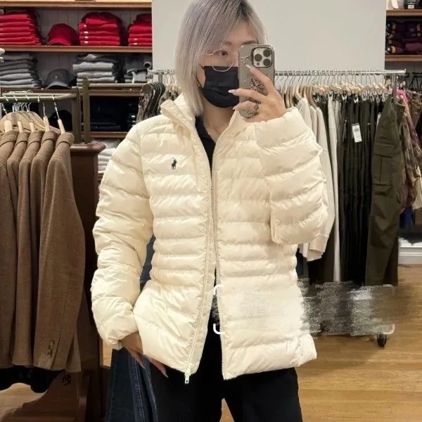 P306 💰 Polo Ralph Lauren 24ss Classic Stand Collar Spare Rib Bread Jacket Down Jacket Series. Solid color Ralph is going crazy this year. The new rib down jacket is a must-have for winter. It is made of nylon and nylon double double-layer sealing design will not cause any cotton leakage. The built-in drawstring buckle is adjustable and windproof and cold-proof. Ralph Lauren comes from the United States and has a strong American flavor. There are two brands under the name of Ralph Lauren: Poloby Ralph Lauren and Ralph Lauren has created a sales field of high-quality fashion in the world and continues the reputation of designer Ralph Lauren and the glorious image of the Ralph Lauren brand. 👍 Color: Black White Navy Size: M-L-XL-XXL Plane measurement unit CM, due to different measurement methods, there is an error of 2-3cm within the normal range Size Length Bust Sleeve length Shoulder width M 70 122 67 47.5 L 72 126 68 49 XL 74 130 69 50.5 2XL 76 134 70 52
